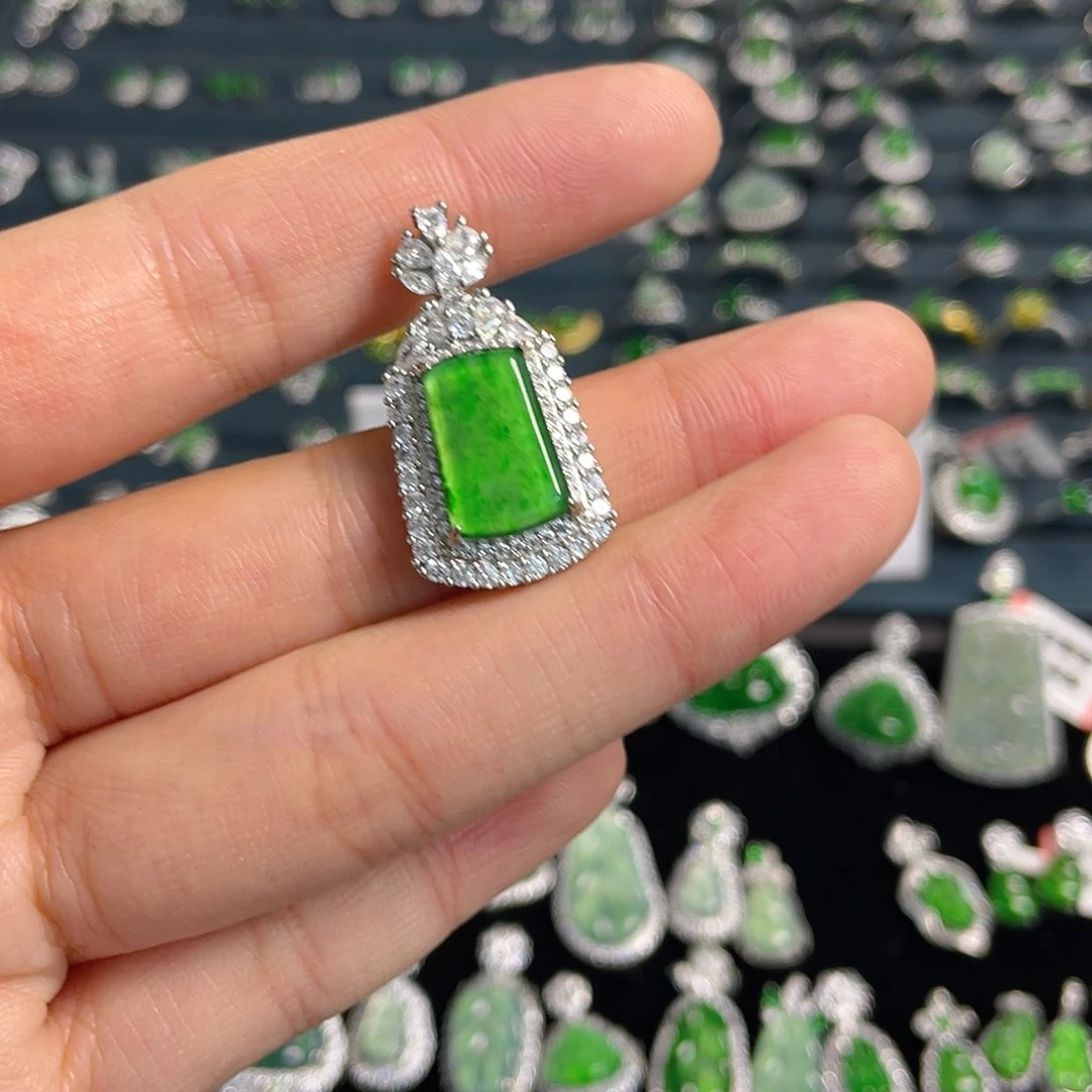 吊坠(赠链)未镶嵌翡翠吊坠