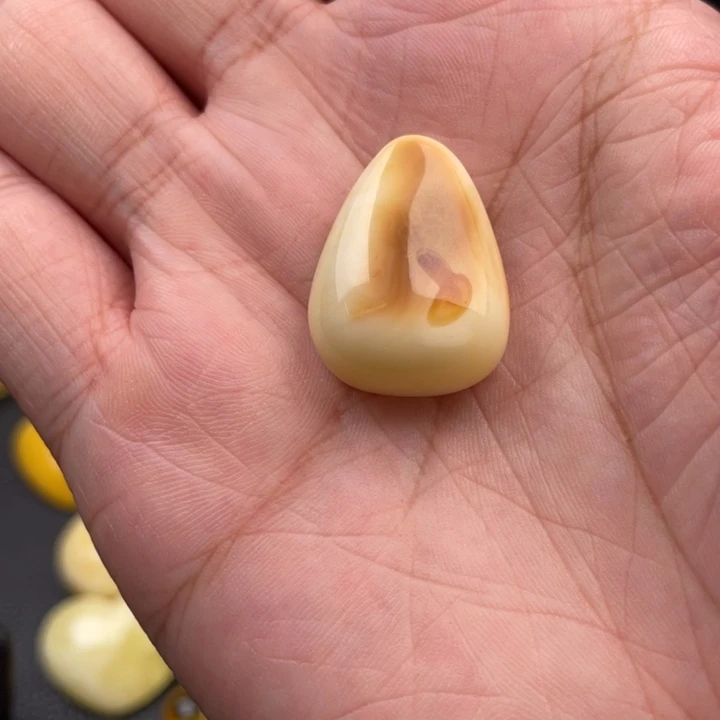 琥珀未镶嵌颈饰如图