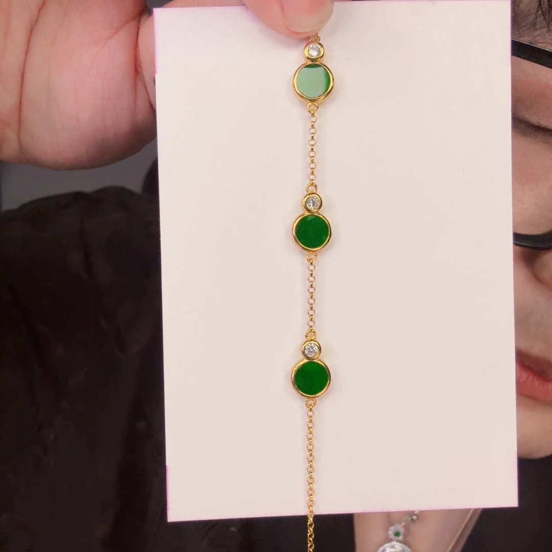 翡翠未镶嵌颈饰一件