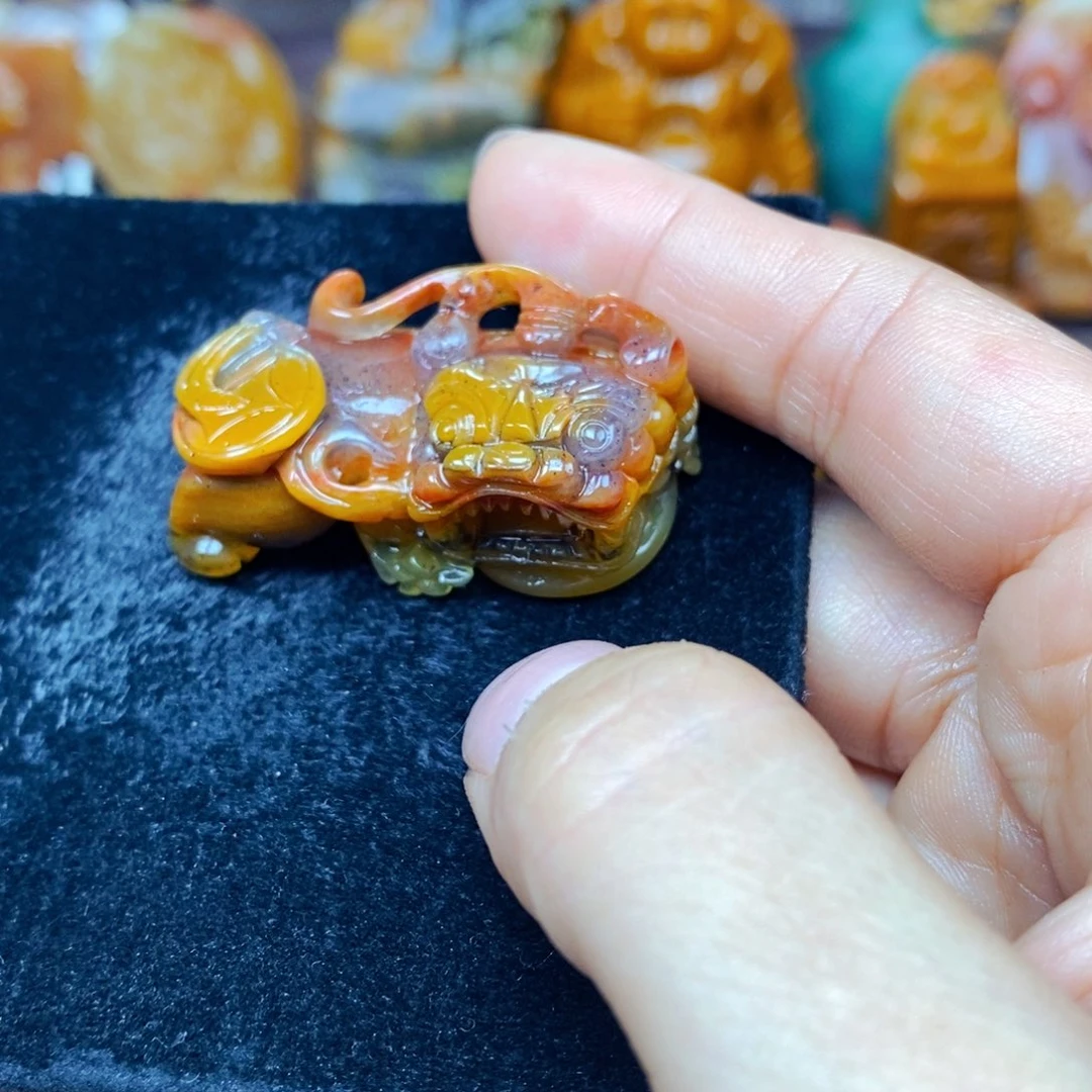 未镶嵌石英质玉（黄龙玉）颈饰
