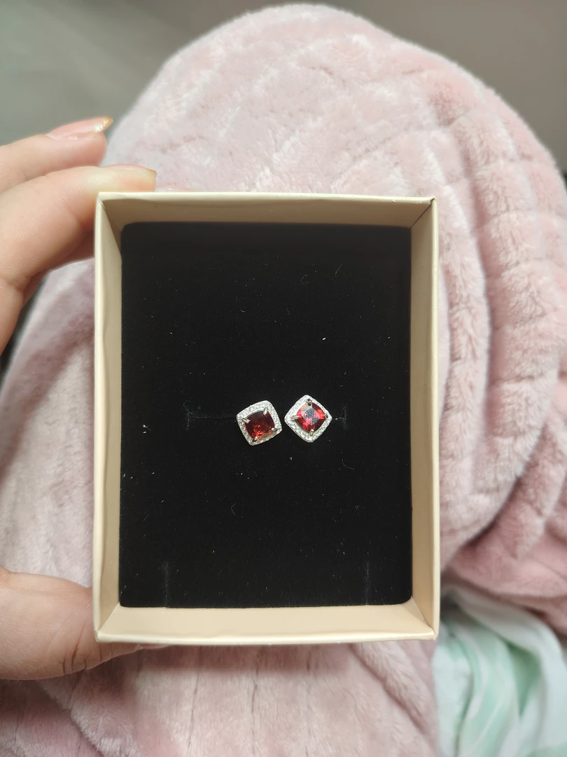 国首基地质检 天然宝石 红石榴石耳钉 银