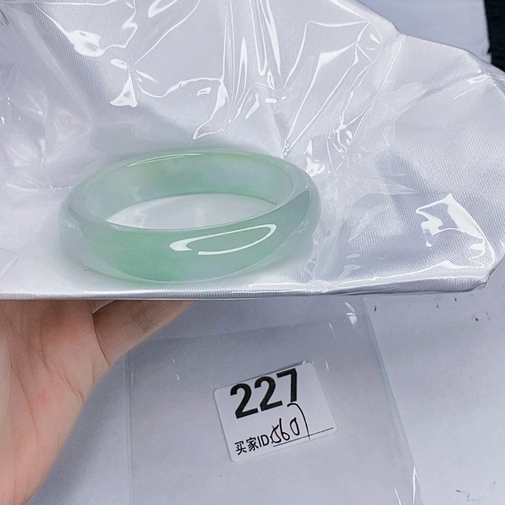 翡翠未镶嵌手镯一图一物实物为准（微瑕处理）