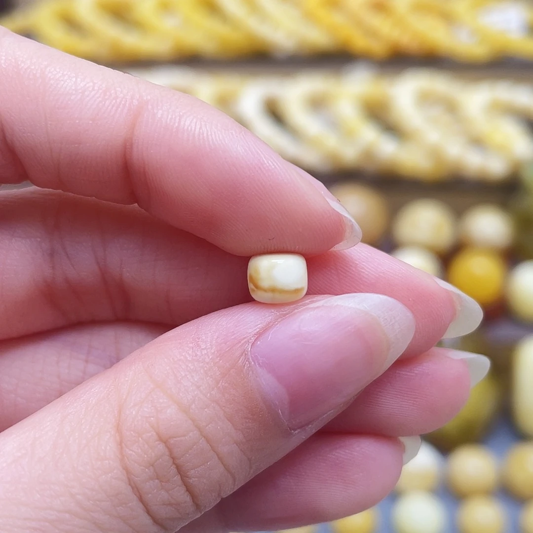 未镶嵌琥珀裸石6.2*5mm老型瑕疵