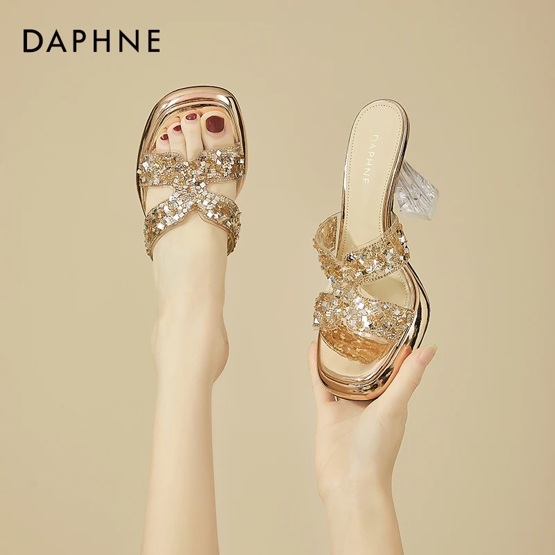 达芙妮外穿一字凉拖女2025夏季新款透明小个子时尚水钻细高跟凉鞋