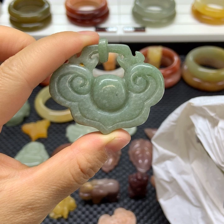 颈饰未镶嵌石英质玉