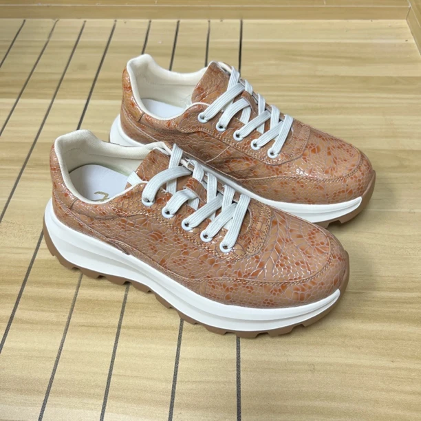 51013-08卡其休闲轻便稀有皮男鞋