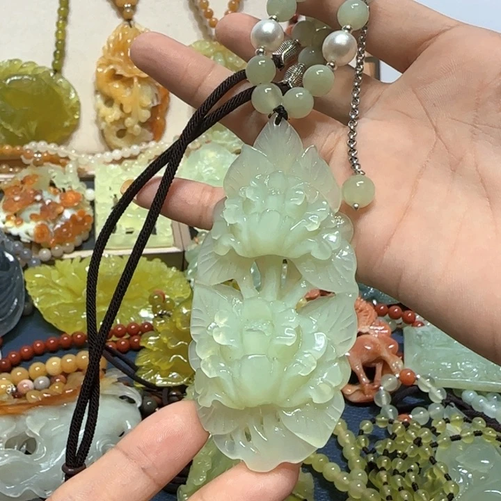 未镶嵌蛇纹石玉吊坠