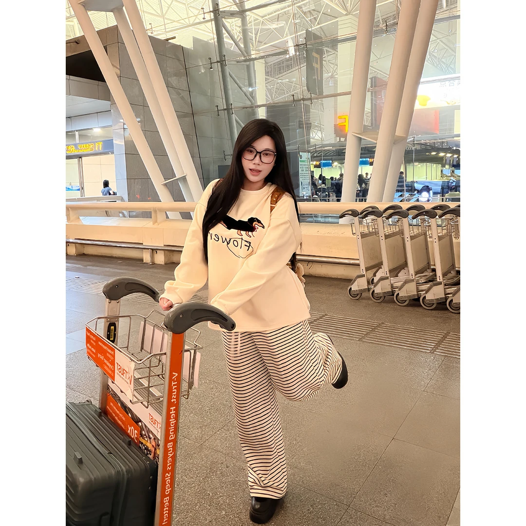 姜姜【腊肠小狗】微胖大码女装长袖宽松卫衣秋季新品收腰条纹直筒裤