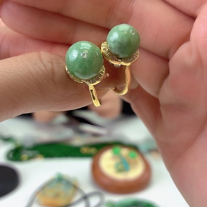 翡翠未镶嵌颈饰多样发其一