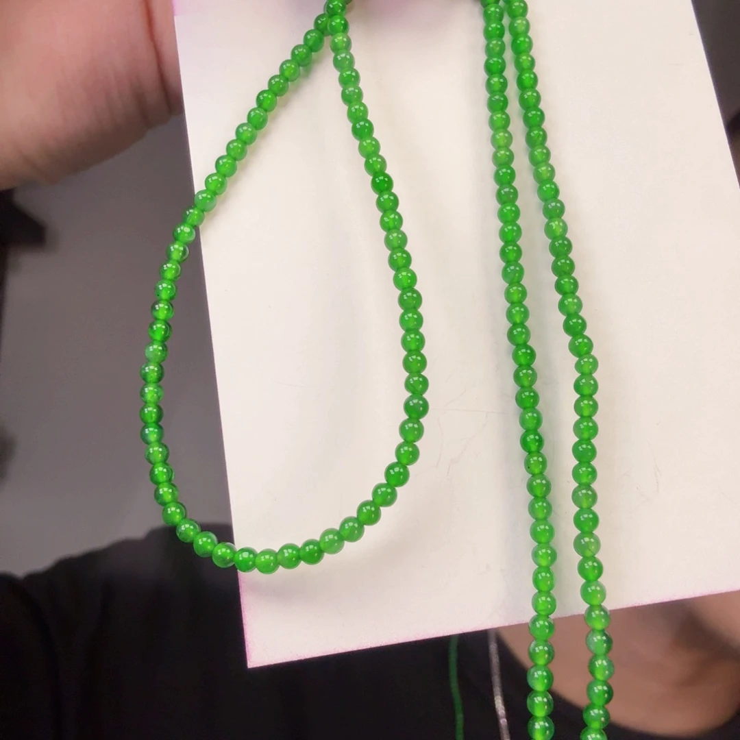 翡翠未镶嵌颈饰一件