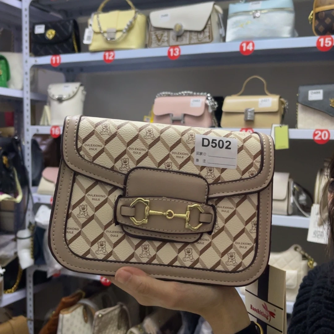 PVC包包默认微瑕，介意勿拍！