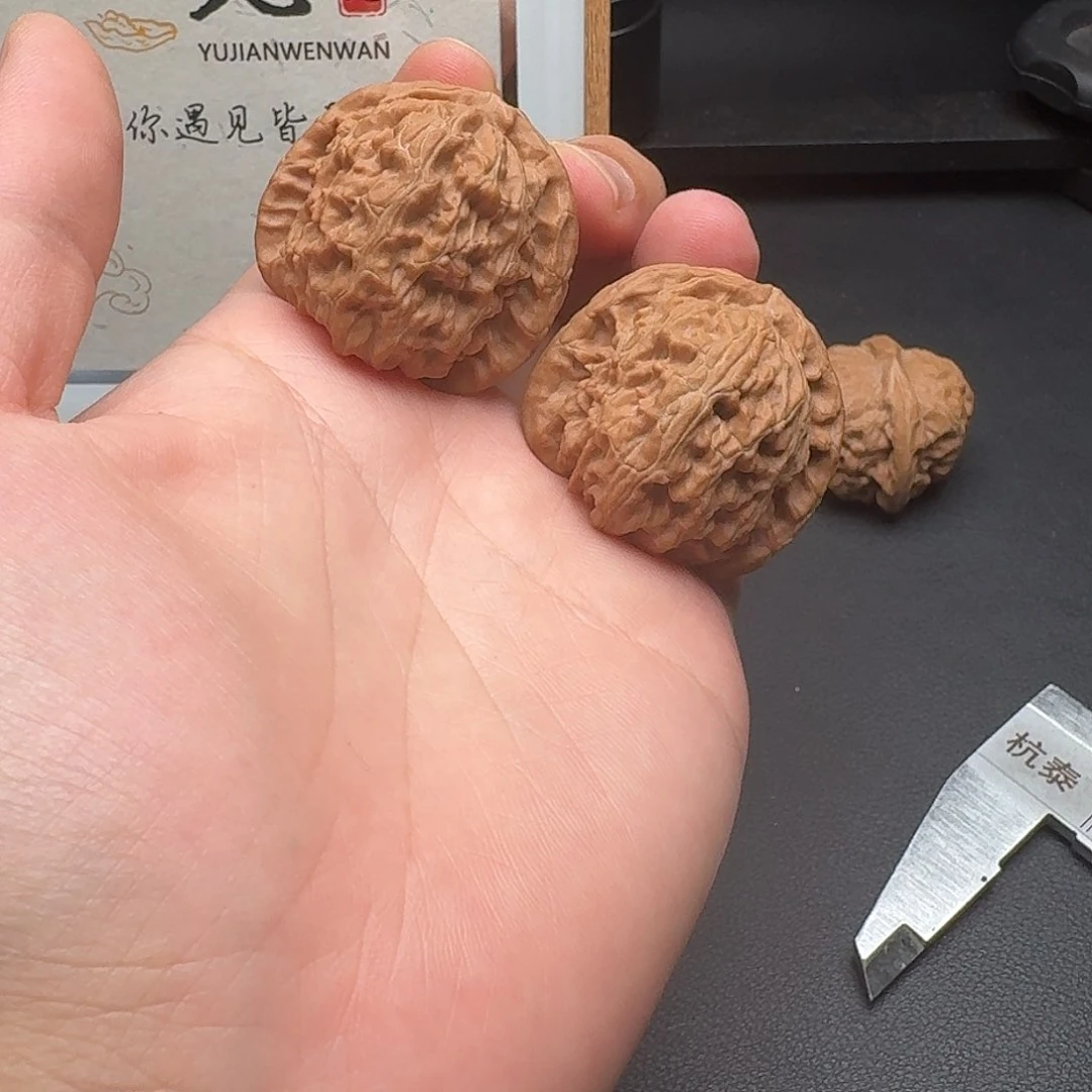 文玩核桃吊坠白狮子38