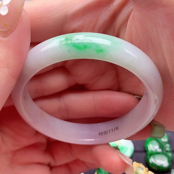 翡翠手镯未镶嵌翡翠