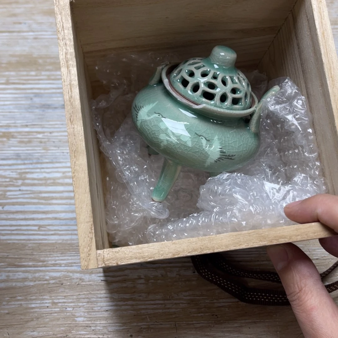 瓷片南**夷密密麻麻地排列着一个