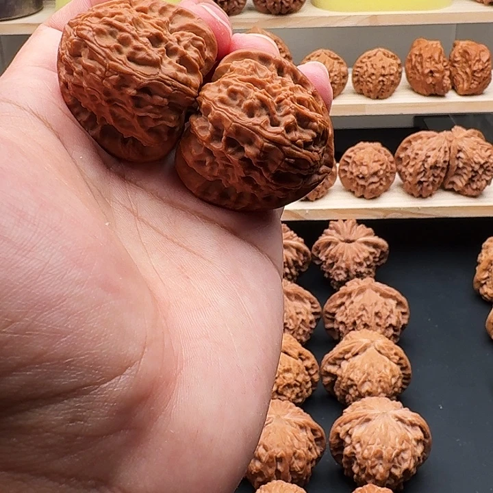 文玩核桃吊坠白狮子