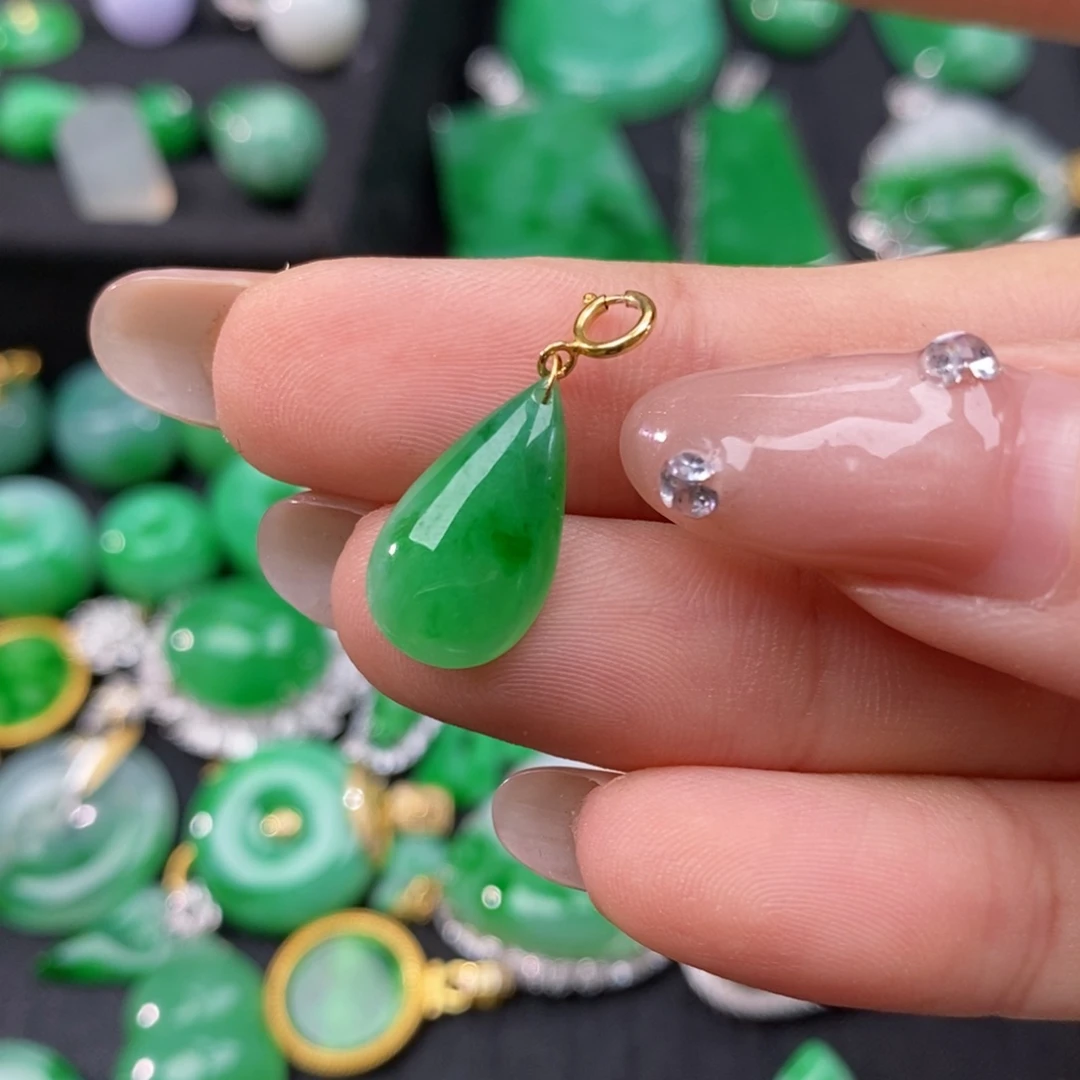 翡翠颈饰18K金镶嵌南**尘翡翠