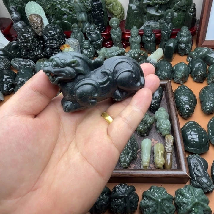 和田玉未镶嵌把件