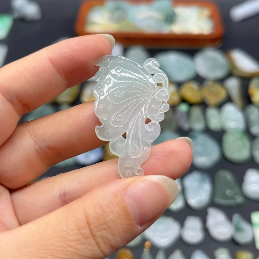 翡翠未镶嵌颈饰蝴蝶