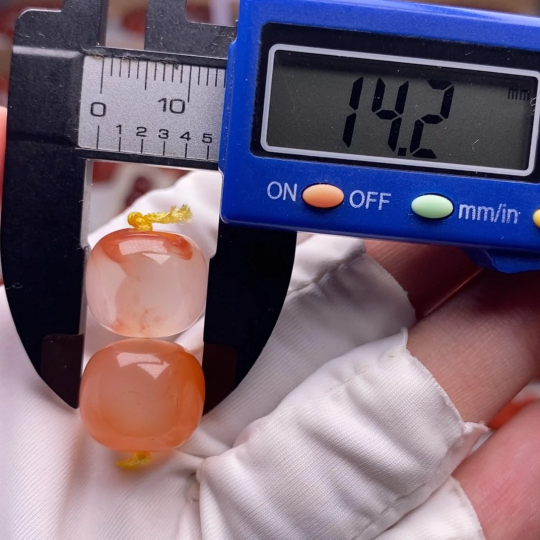 南红玛瑙配饰未镶嵌有瑕疵矿点