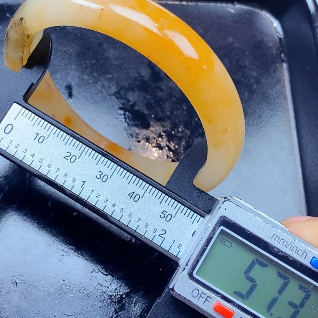 石英质玉（黄龙玉）未镶嵌颈饰