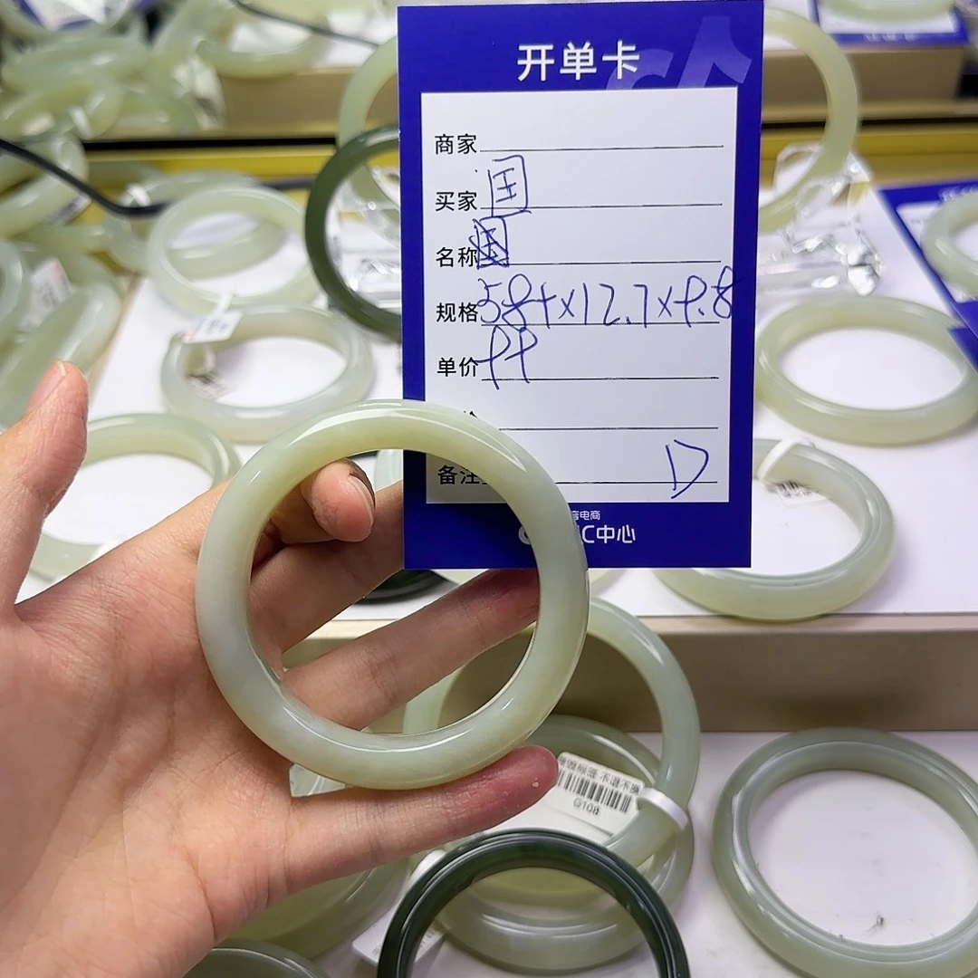 和田玉手镯未镶嵌国****）