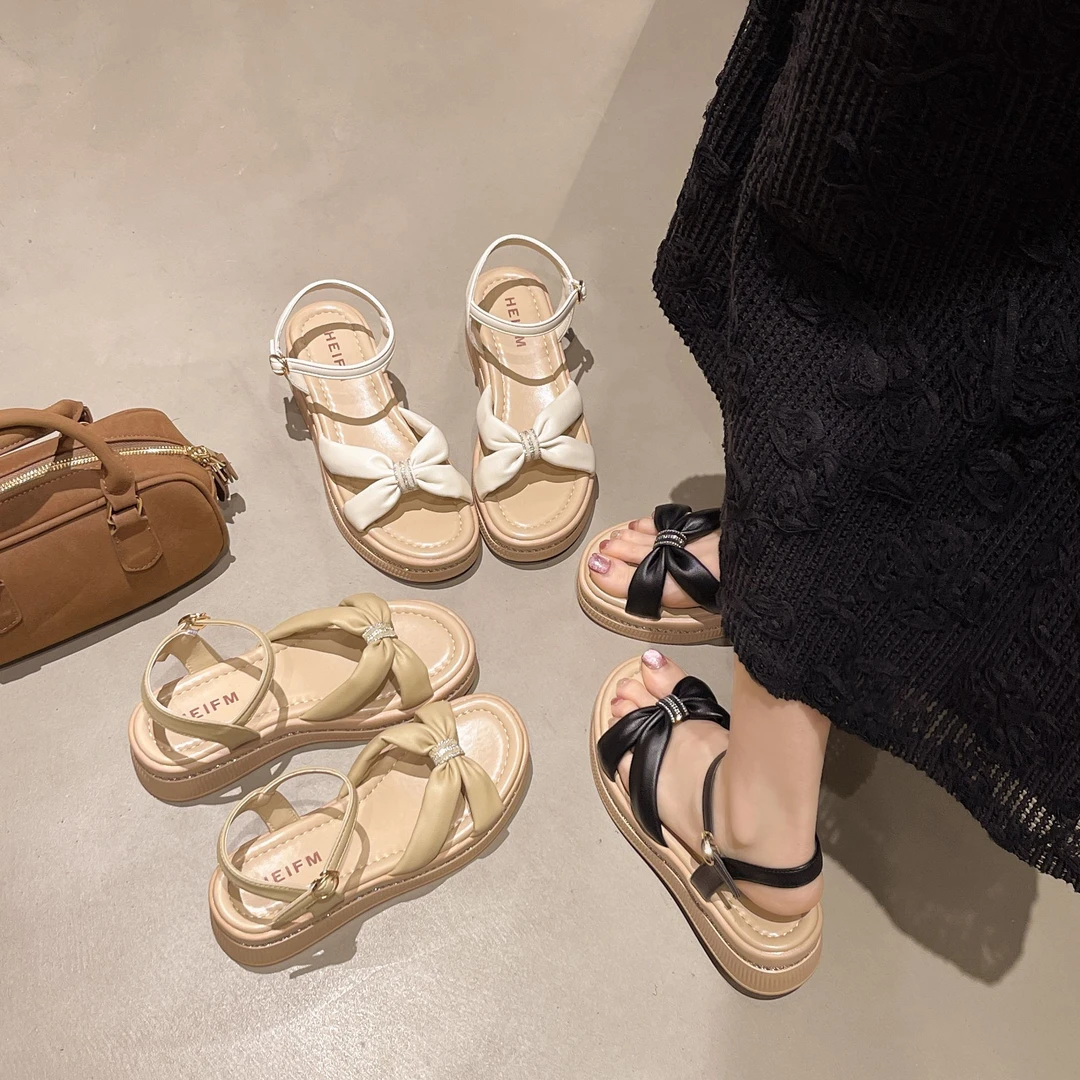 水钻坡跟凉鞋女夏季新款2025年爆款时装增高鞋软底一字带扣厚底鞋