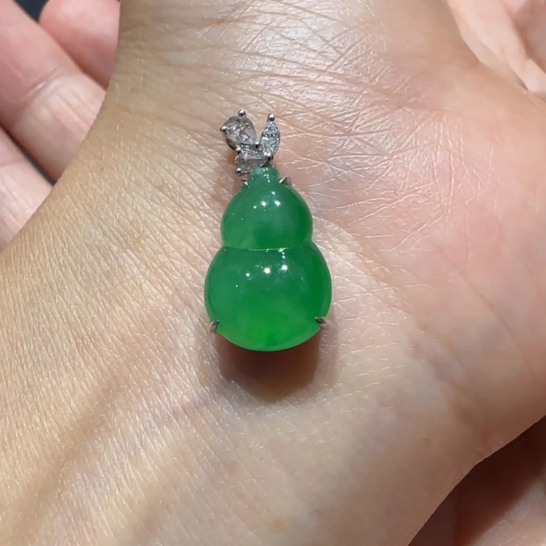 翡翠18K金镶嵌颈饰葫芦