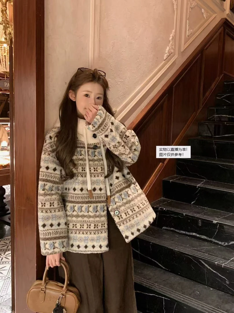 天一~连帽费尔岛冬季款女短外套休闲加绒韩版加厚宽松上衣90515