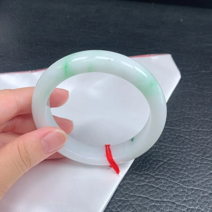 翡翠手镯未镶嵌小*e。