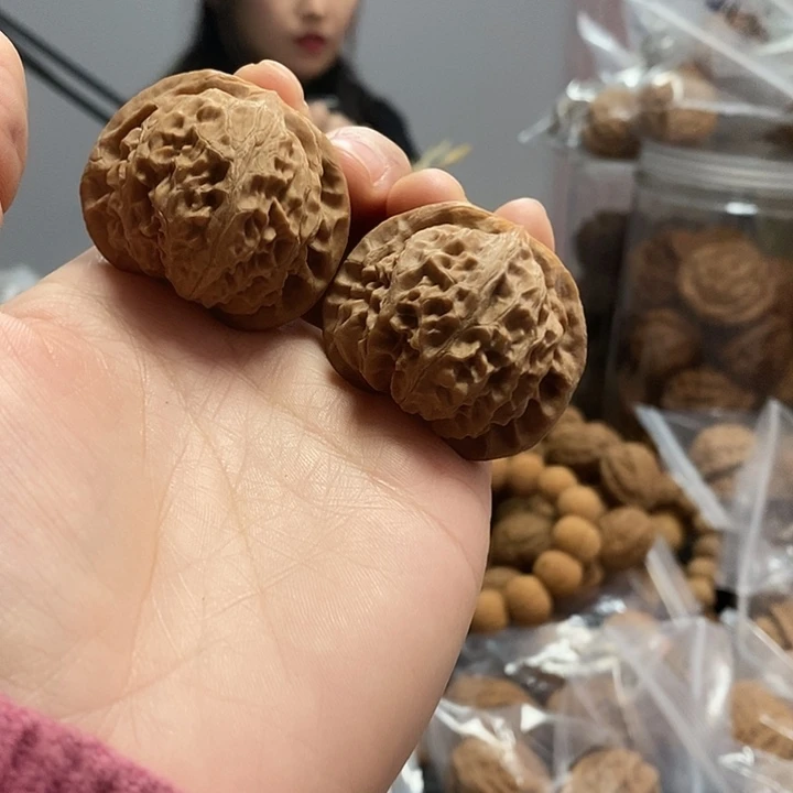 虾****文玩核桃把件41宫灯红皮