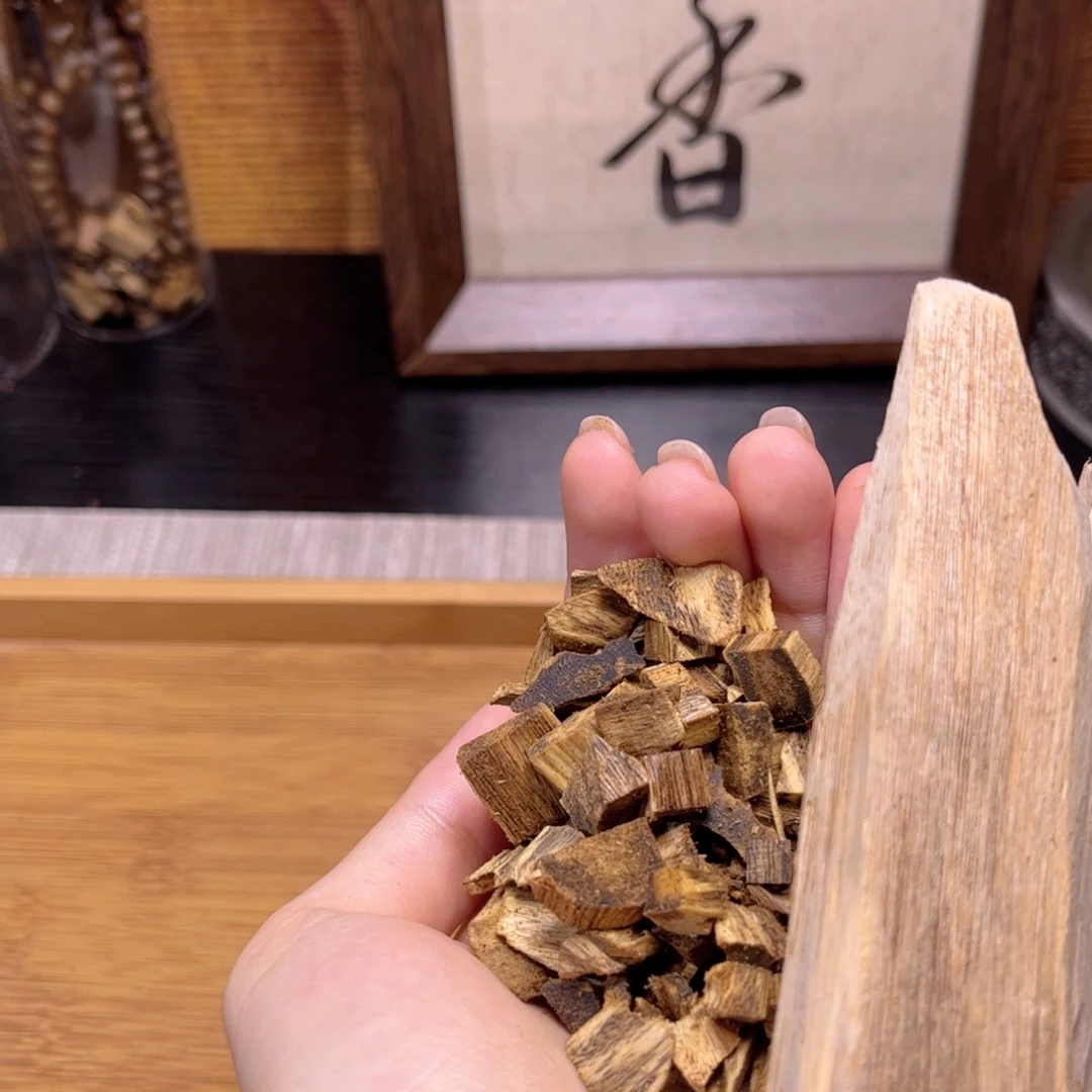 香榧木绿奇楠碎料20克