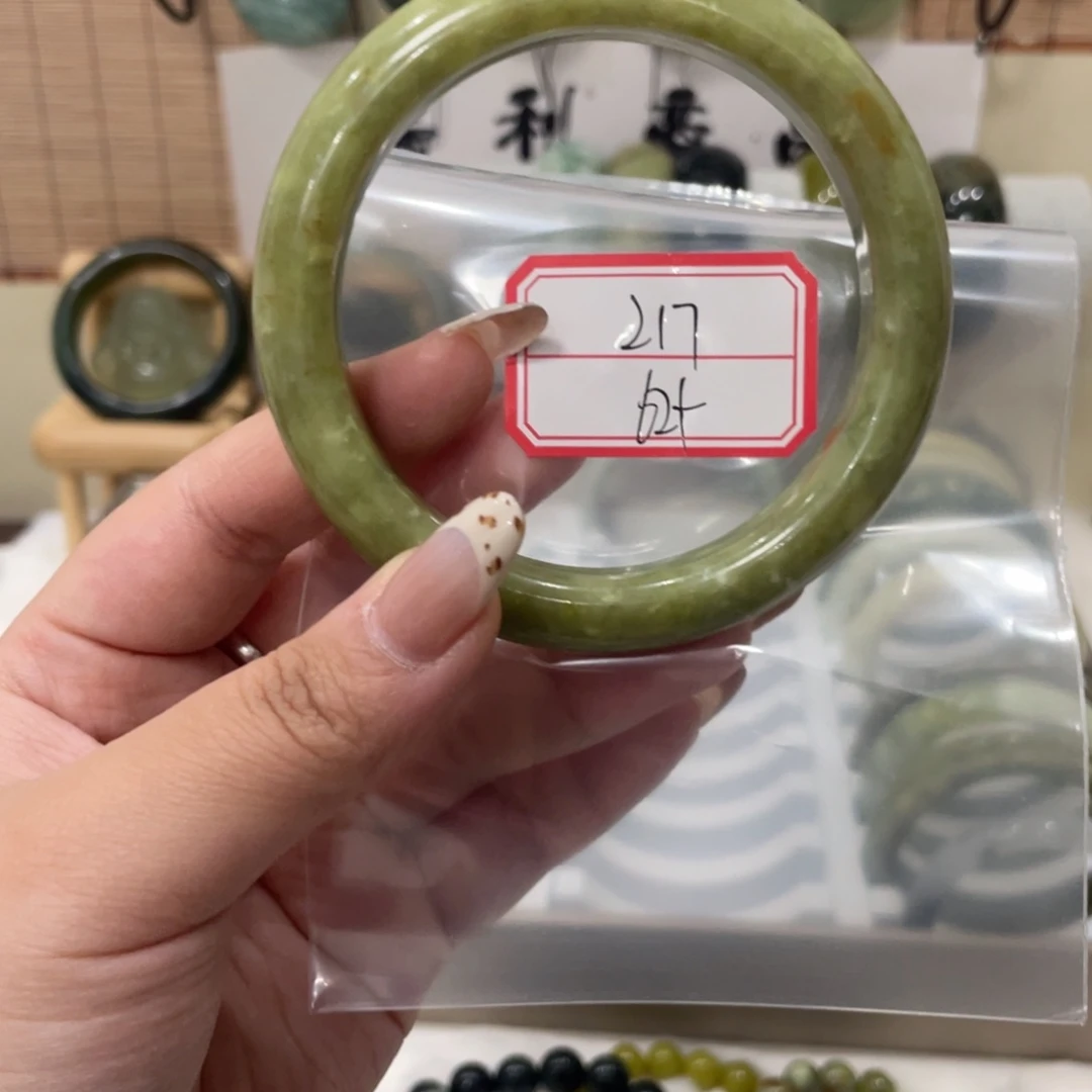 蛇纹石玉手镯未镶嵌