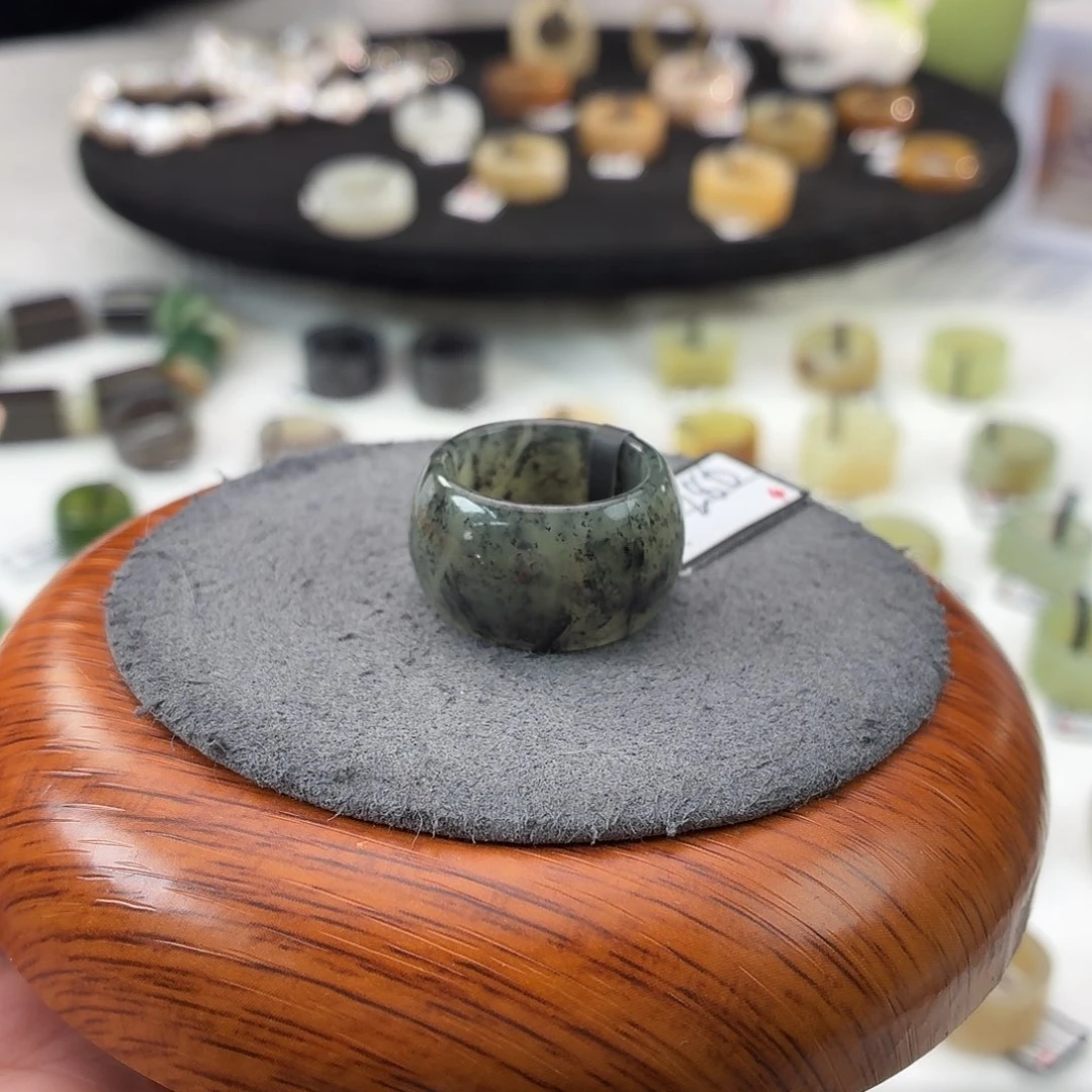 和田玉（糖玉）未镶嵌戒指b41绿底青花墩17.2