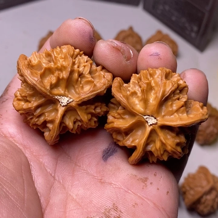 C***K文玩核桃吊坠盘山三棱微修打底