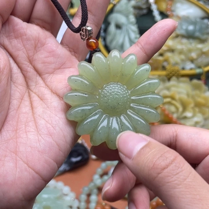 蛇纹石玉吊坠合金