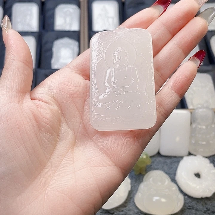 石英质玉（金丝玉）颈饰未镶嵌安***明新疆金丝玉双面雕工