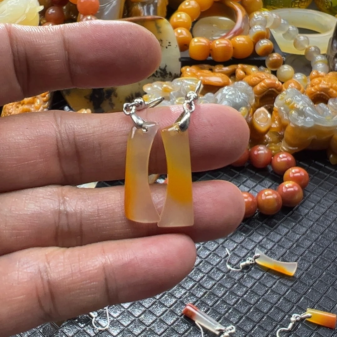 颈饰未镶嵌石英质玉