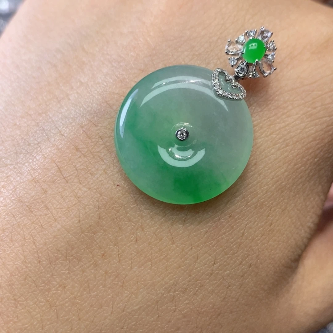 颈饰18K金镶嵌翡翠缅甸