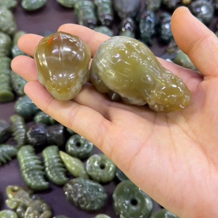 颈饰未镶嵌岫岩河磨玉（透闪石质玉）