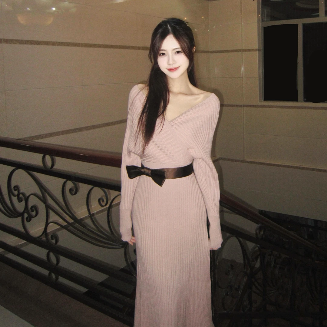 粉色针织连衣裙子女装2026新款秋冬季穿搭性感辣妹气质长裙高级感