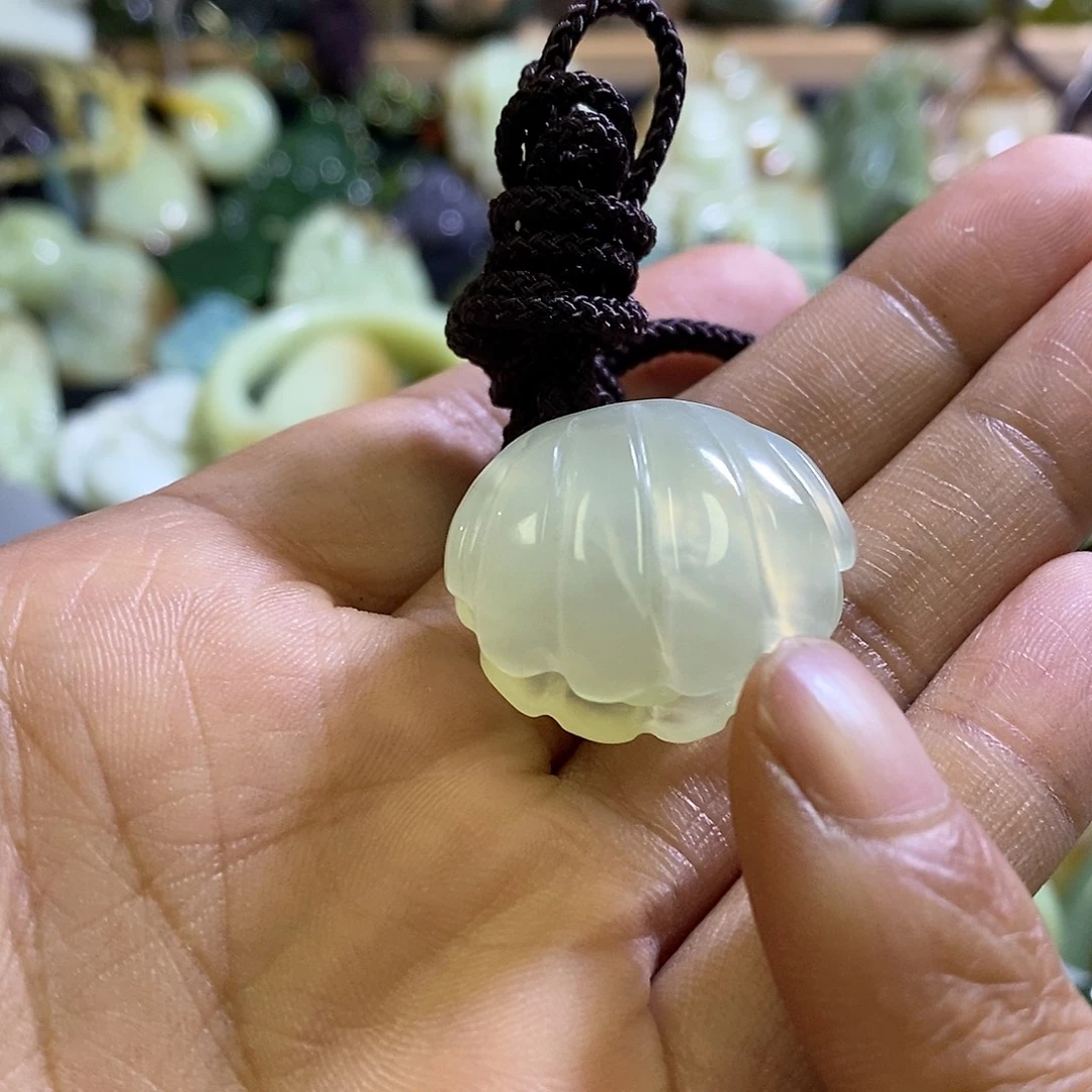 岫玉未镶嵌颈饰一个