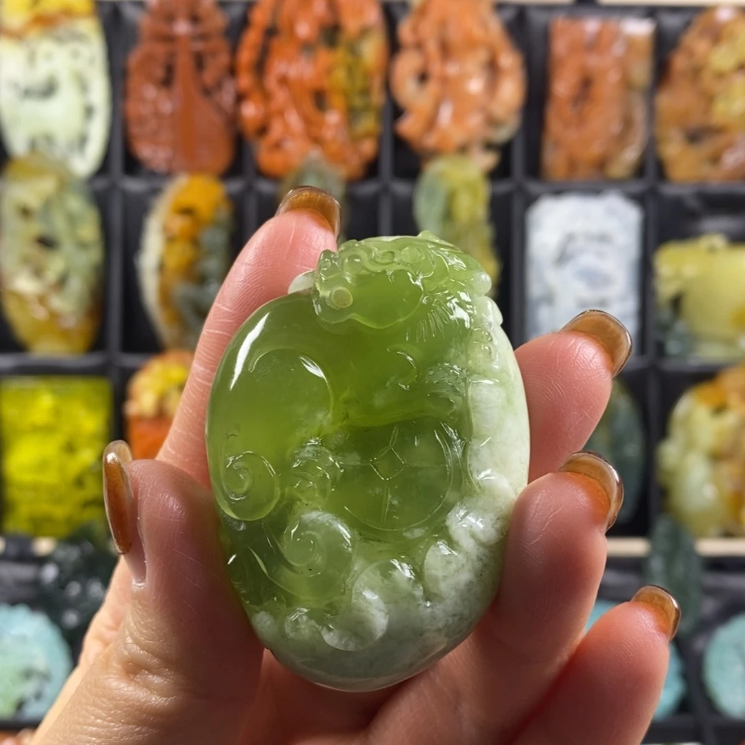 蛇纹石玉颈饰合金