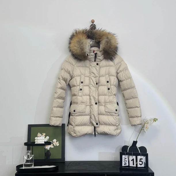 99新 MONCLER Clio系列连帽带毛领中长款羽绒服外套 米白色 0码