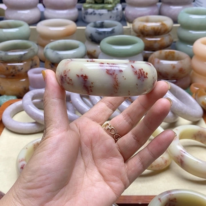 千***集未镶嵌手镯石英岩玉