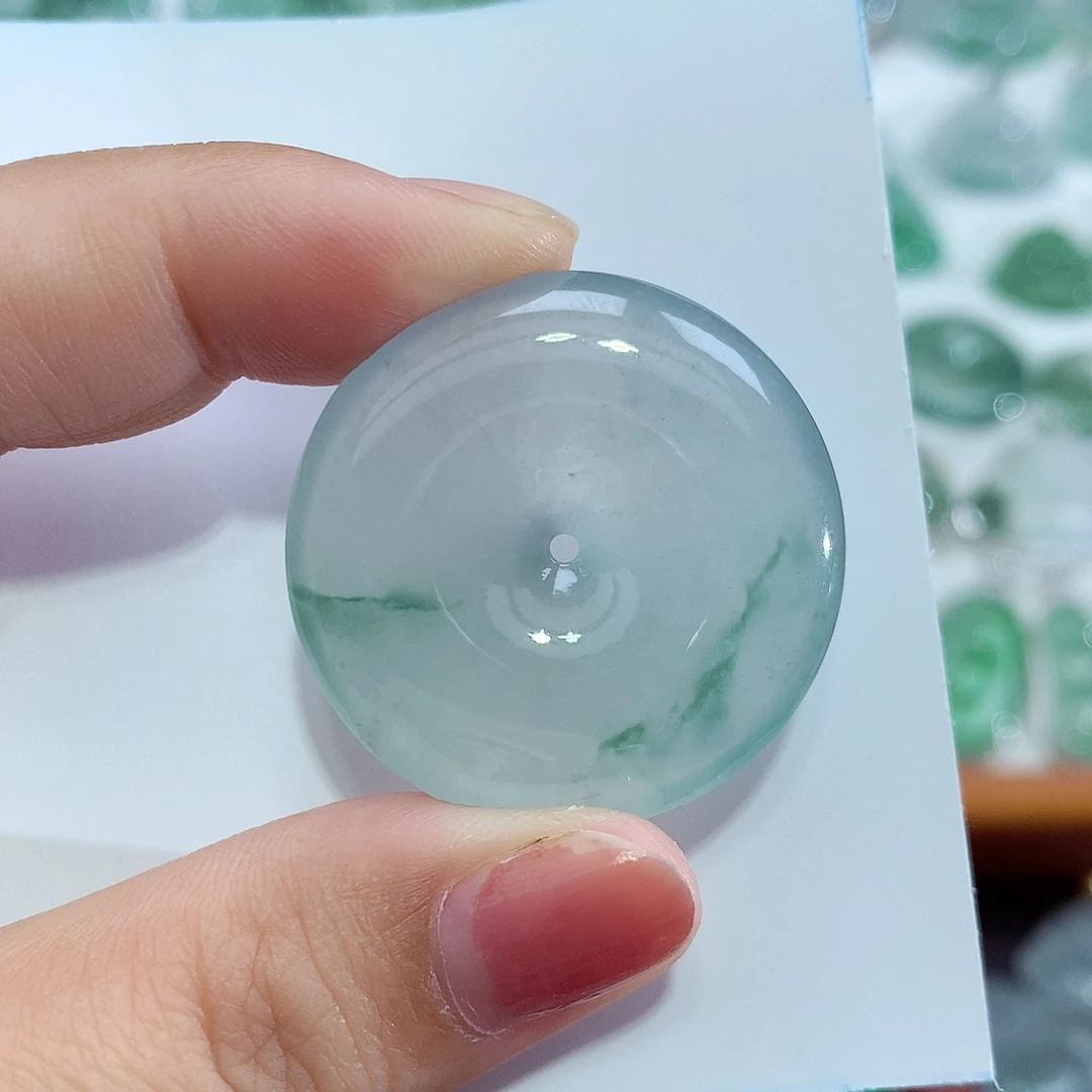 翡翠18K金镶嵌颈饰平安扣