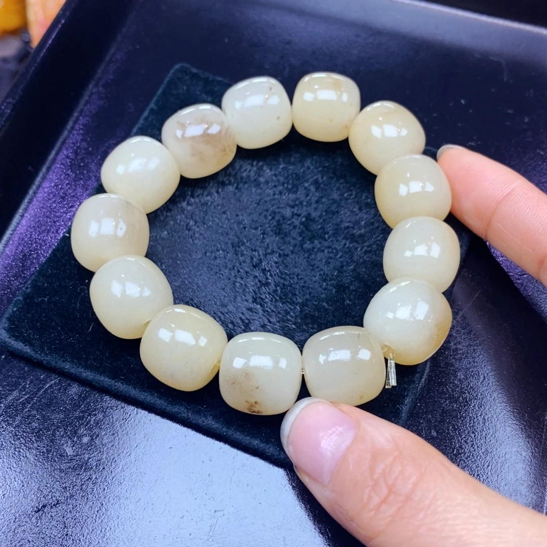 未镶嵌石英质玉（黄龙玉）颈饰