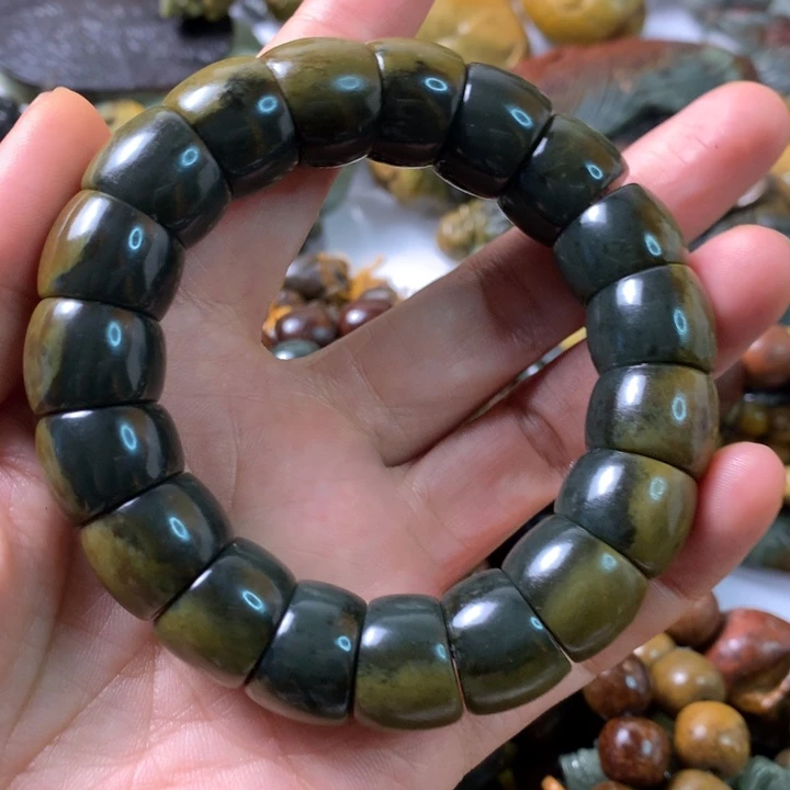 未镶嵌岫岩河磨玉（透闪石质玉）把件