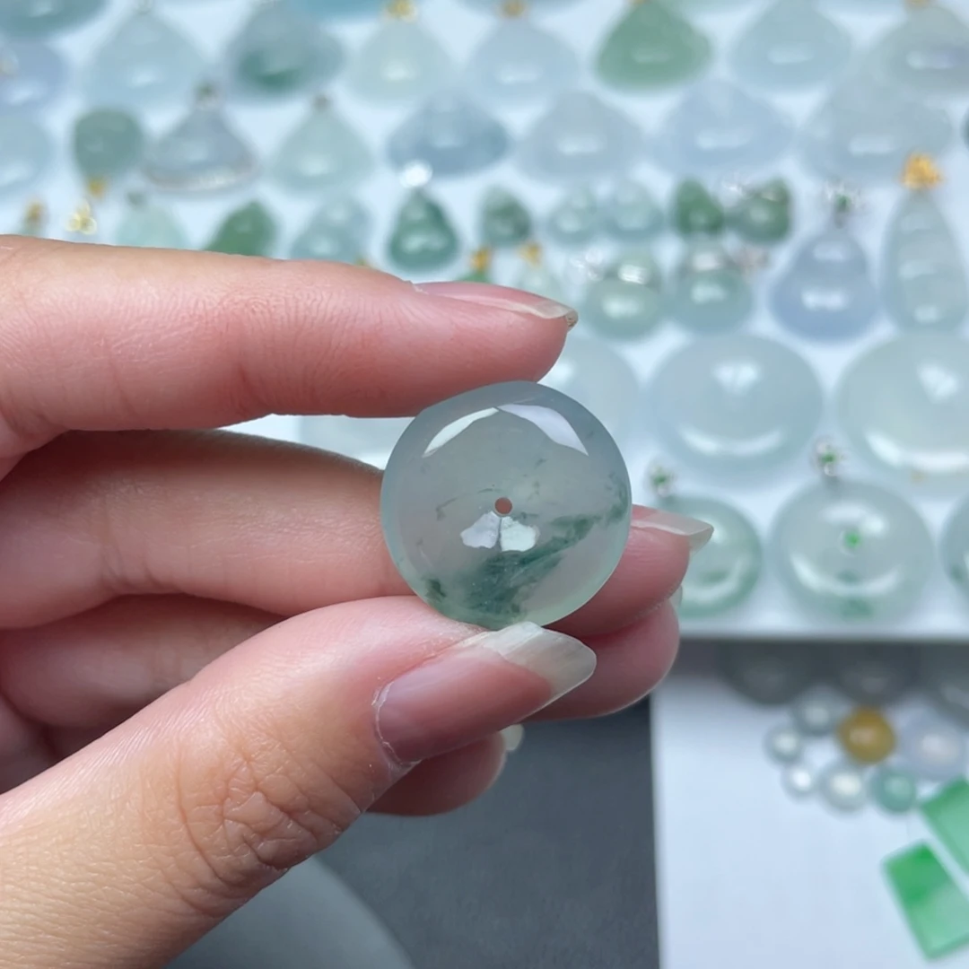 翡翠未镶嵌颈饰平安扣