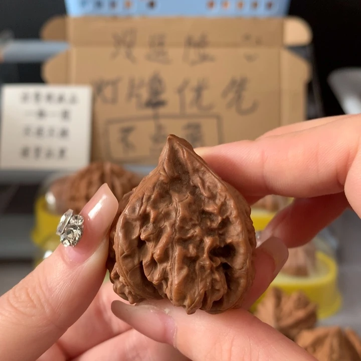 肆****吊坠文玩核桃异形单只，有瑕疵