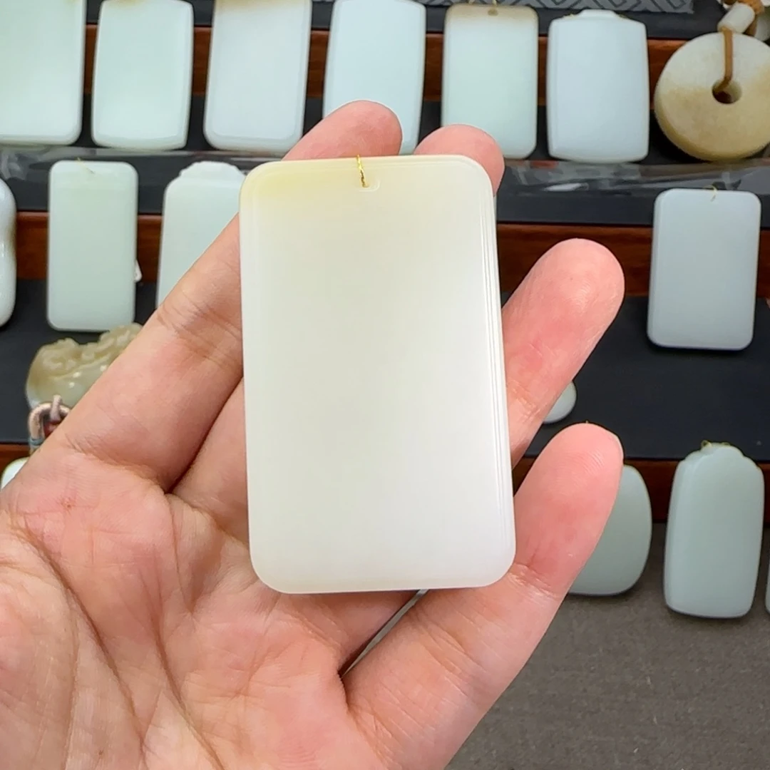 。***和田玉未镶嵌颈饰